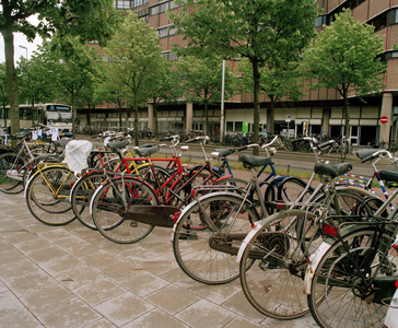 842564 Afbeelding van geparkeerde fietsen in enkele nieuw geplaatste fietsklemmen op het Smakkelaarsveld te Utrecht.